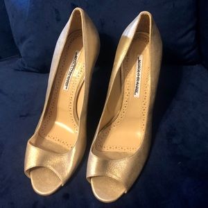 NWOT Gold Peep-Toe Manolo Blahnik Pumps